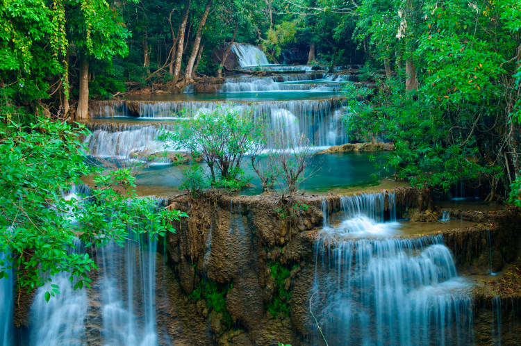Fototapeta Piękno natury - pejzaż spływających wodospadów do kamiennego jeziora 60047