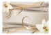Fototapeta Kompozycja glamour - białe lilie ze złotymi spiralami na beżowym tle 62097 additionalThumb 1