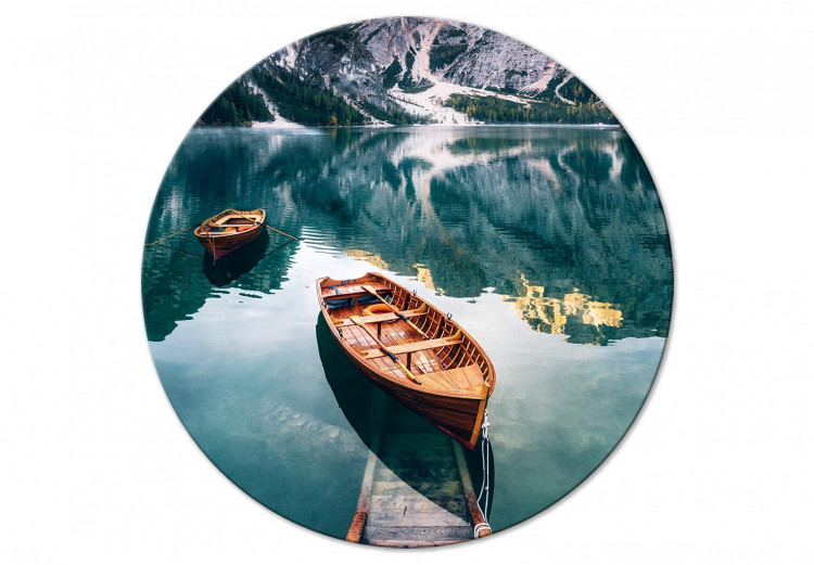 Obraz w kształcie koła Górska oaza - zdjęcie łódek na turkusowym jeziorze 148608