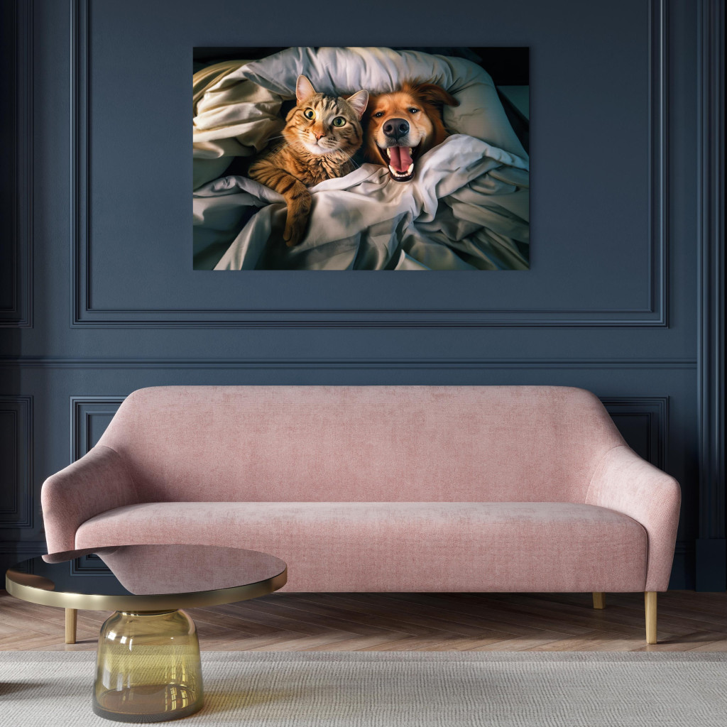 Obraz AI Pies Golden Retriever I Kot Tabby - Zwierzaki Odpoczywające W Wygodnej Pościeli - Poziomy
