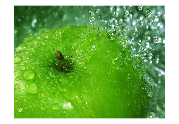 Fototapeta Orzeźwiające smaki - zielone jabłko z ogonkiem wpadające do wody 59818 additionalImage 1