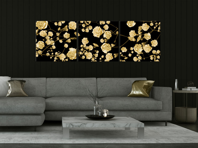 Obraz Złote róże -  trzyczęściowa kompozycja z kwiatami róży na czarnym tle 131658 additionalImage 3