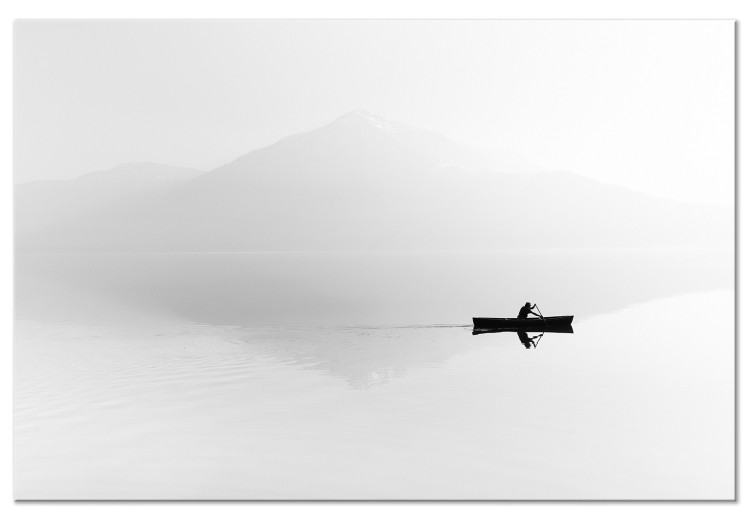 Obraz na płótnie Zarys gór we mgle (1-częściowy) - łódź na tle krajobrazu w bieli