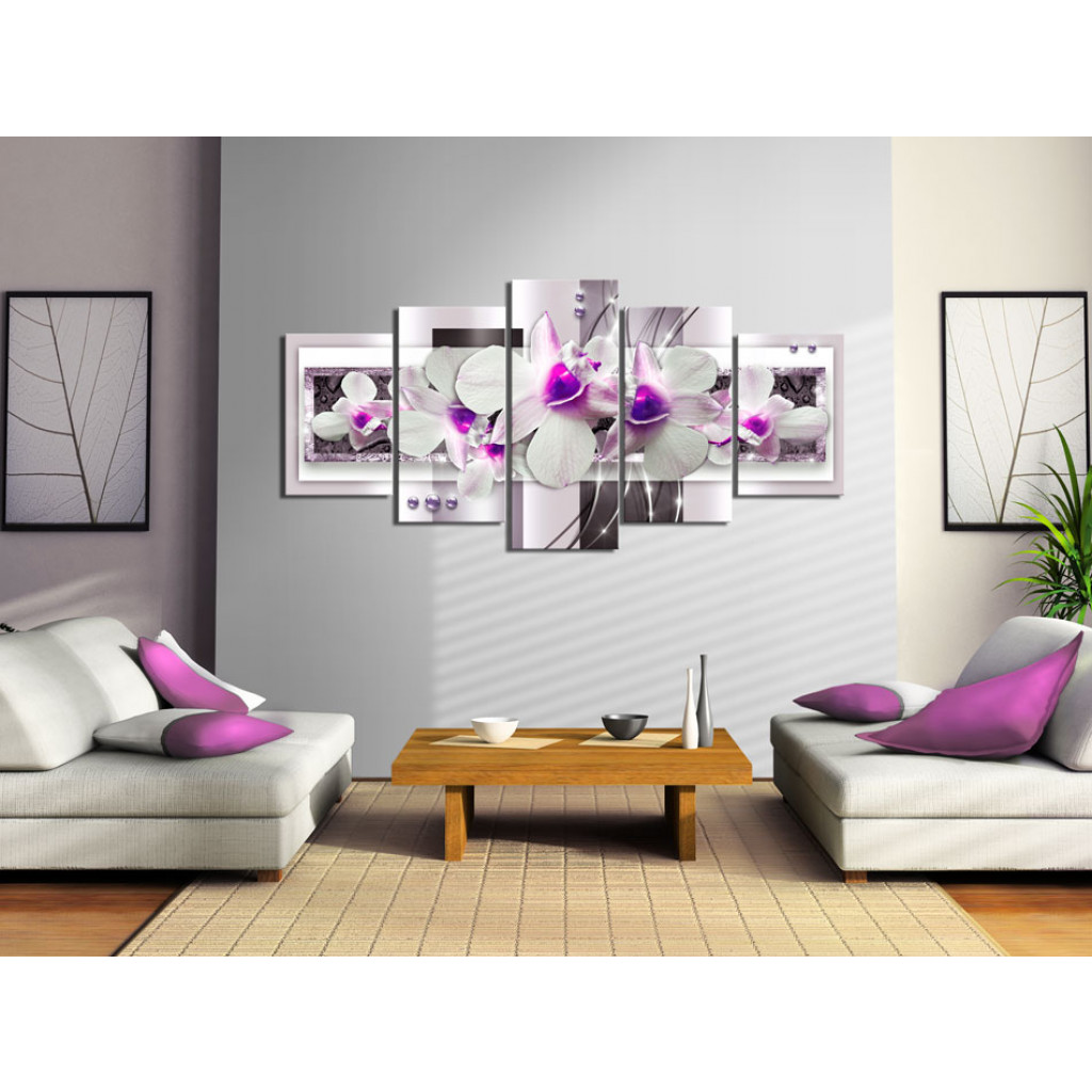 Quadro With Violet Accent