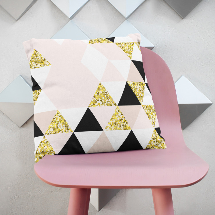 Mikrofaser Kissen Golden kaleidoscope - an abstract geometric glamour composition cushions 146839 additionalImage 2