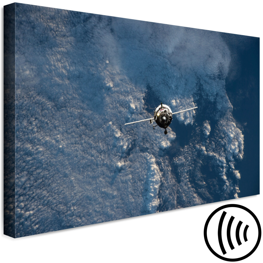 Schilderij  In Het Maanlicht: Ruimtevoertuig In Een Baan Om De Aarde - Foto Van Raket In De Wolken