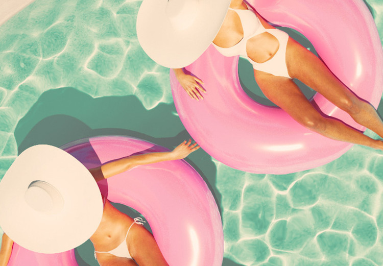 Plakat Wypoczynek w basenie - kobiety opalające się na dmuchanych kołach 144499 additionalImage 10